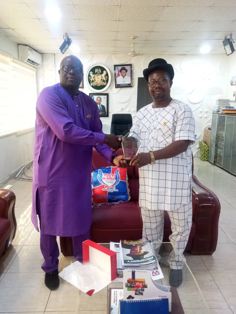 Bayelsa Head of Service ( Dr Wisdom Ebiye Sawyer mni ) honoured with the Agogo Newspaper Man of the Year and Transparency Award 2025